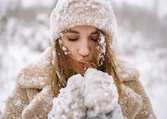 Suchá pleť v zime? Možno robíš tieto 3 chyby v zimnej skincare!