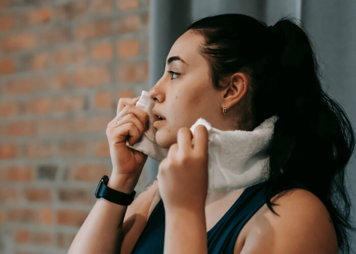 Potenie v tvári: Ako sa starať o pleť pri cvičení