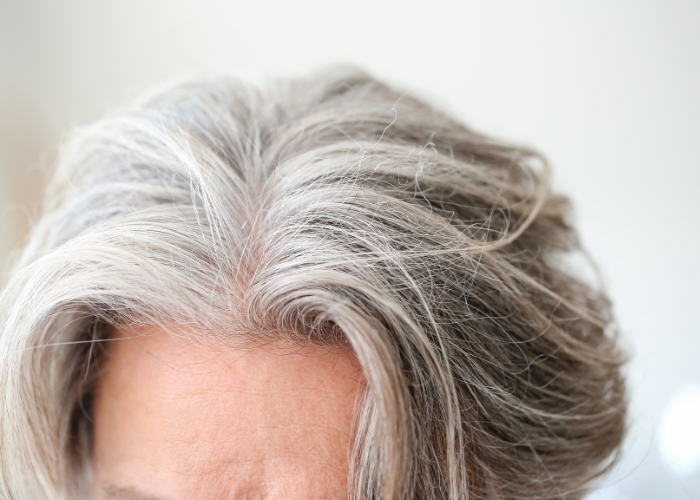 Fakty verzus mýty o šedivých vlasoch
