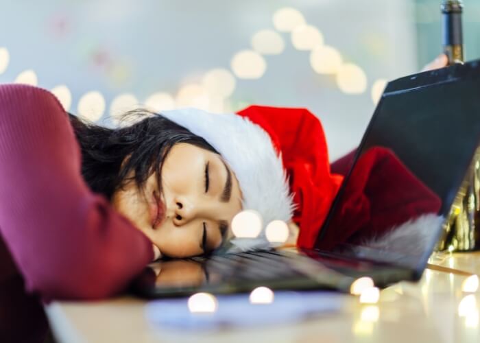 Vianoce, Silvester a kocovina. Ako na bolesť hlavy, alebo ako sa opici úplne vyhnúť?