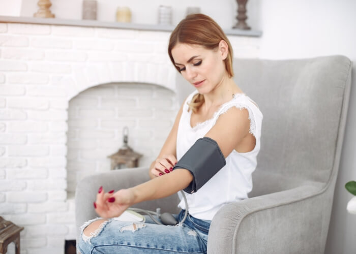 Vysoký vs. nízky tlak - príčiny, príznaky, ako zvýšiť alebo znížiť tlak