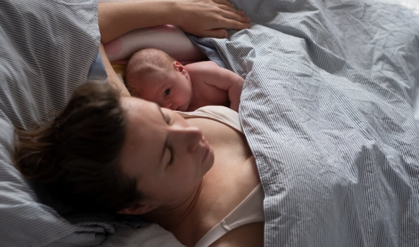 Mama dojčí bábätko a rieši doplnky stravy počas dojčenia