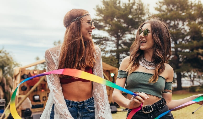 Letné festivaly 2026 a dav pod pódiom pri západe slnka
