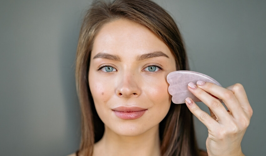 Masáž tváre gua sha kameňom pri face yoge