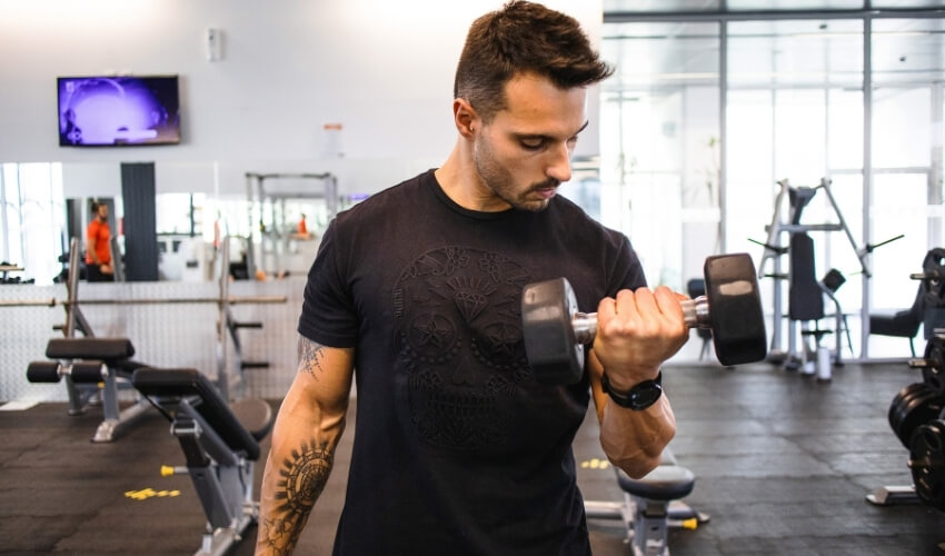 Prečo mužom klesá testosterón a čo s tým robiť