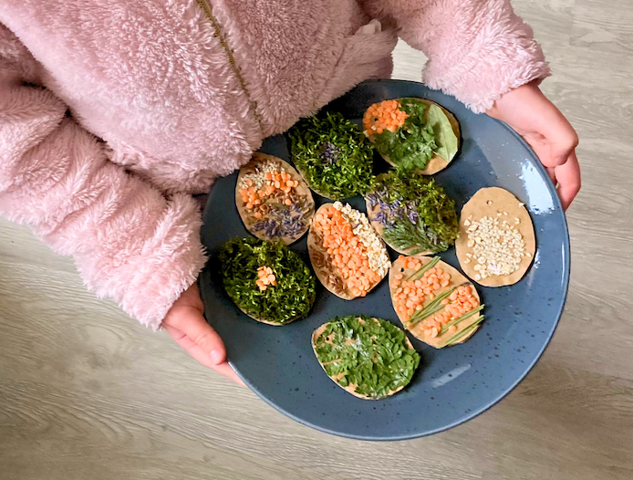 Vajíčka z kartonu zdobená přírodními materiály