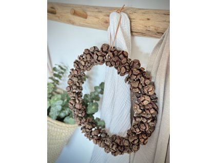 Věneček z cypřišových šišek