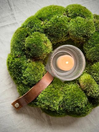 Mechový věnec dokáže vytvořit neuvěřitelně harmonickou atmosféru. Stačí ho položit na stůl nebo pověsit na stěnu a...