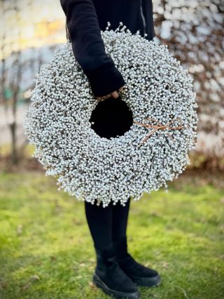 Lněný věnec v bílém zimním kabátku. 🤍 Jemný na pohled, výrazný v detailu. https://www.vennce.cz/lneny-beleny-venec/...