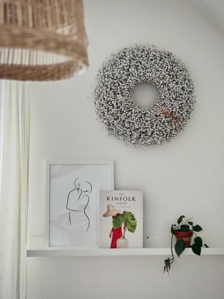 Zútulňuji koutek v ložnici a nemůžu se rozhodnout.. Kterou variantu byste si vybrali vy? 👀🤍🩶💛