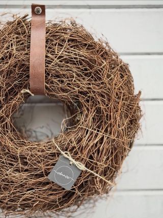 Věnec, který vypadá, jako by ho právě pročechral vítr. 🌾🌬️ #wreath #vennce #minimalism #leather #naturedesign