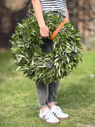 Doufám, že jste měli příjemný začátek týdne. Já ho začala tímto „menším“ kolem… 🌿 Věnec z pistácie a olivovníku, kde i ty...