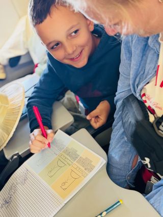Každá maceška (a vlastně každý rodič 😄) to zná… „Já se nudím.“ A na cestách, v letadle nebo při dlouhém čekání na letišti...