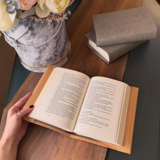 Obal na knihy s příběhy, které si chcete nechat jen pro sebe. Ručně šitý z pratelného papíru, vytvořený s citem ke knihám....