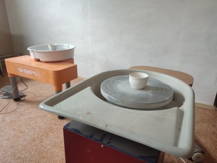 I. WORKSHOP Vyzkoušej točení na hrnčířském kruhu