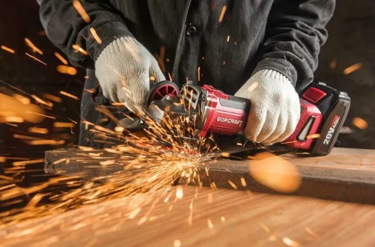 Aku bruska Worcraft CAG-S20LiBH při řezání kovové trubky