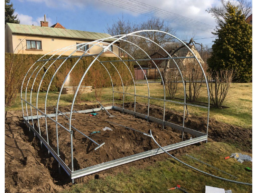 GARDENTEC Classic T — detail jeklové žárově zinkované konstrukce s roztečí oblouků 67 cm