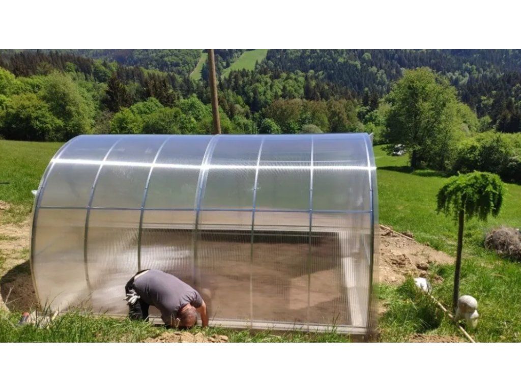 Skleník FRUX 3×4 m — pohled na exteriér v zahradě