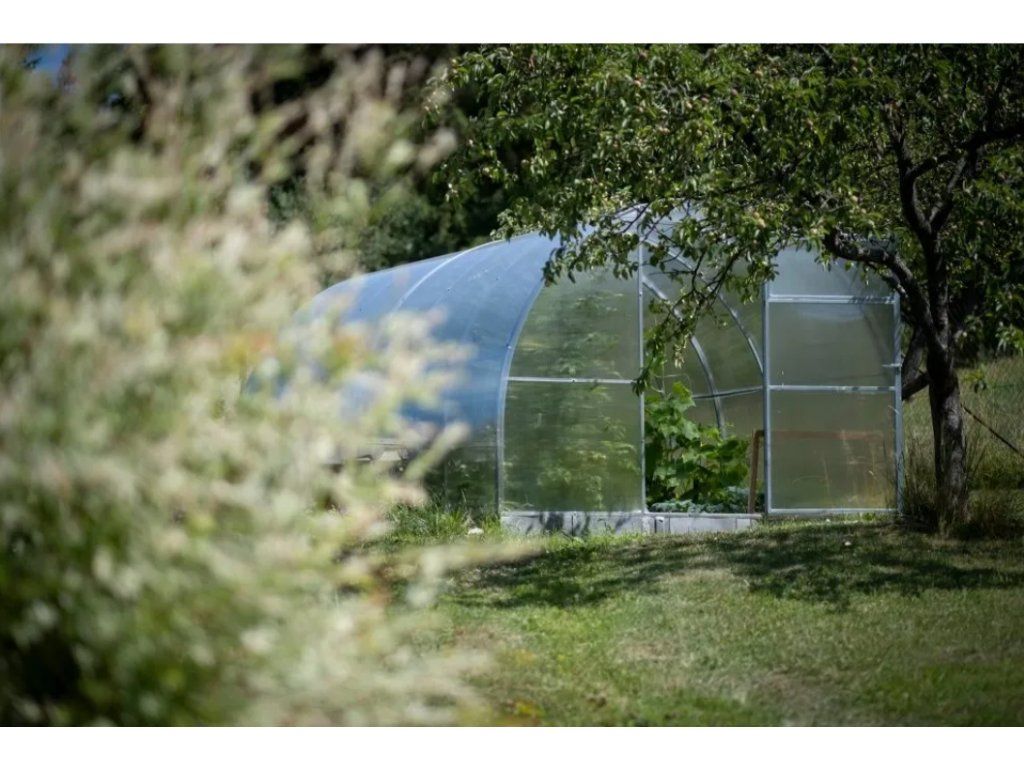 FRUX skleník — montáž a kotvení T-kotvami do terénu