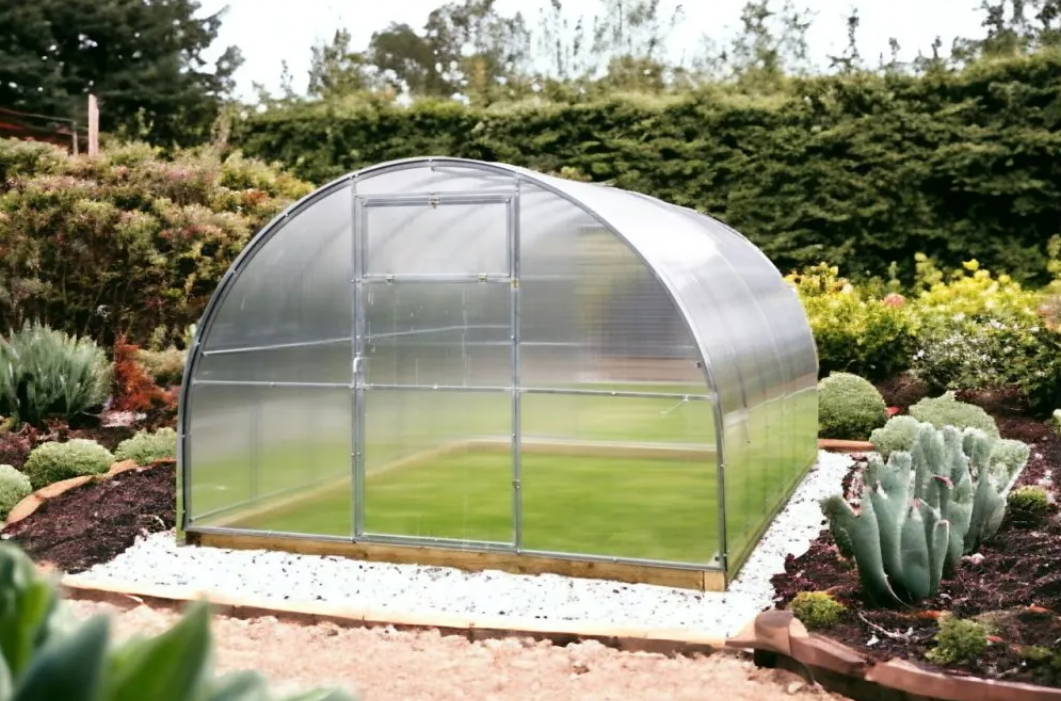 Skleník FRUX — pohled na exteriér v zahradě