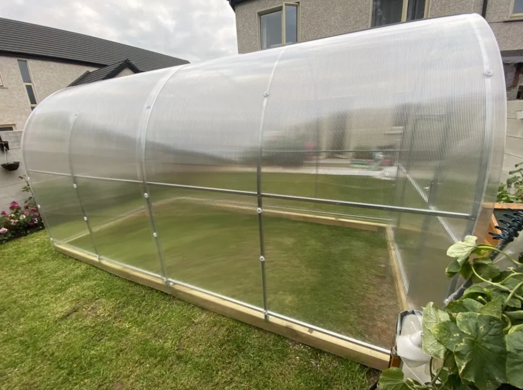 FRUX 2 2×6 m — obsah balení: svařená čela, oblouky, polykarbonát a spojovací materiál