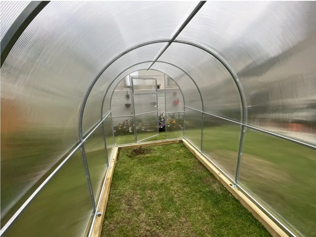 FRUX 2 2×4 m — dvoje dveře na protilehlých stranách s větracími okny