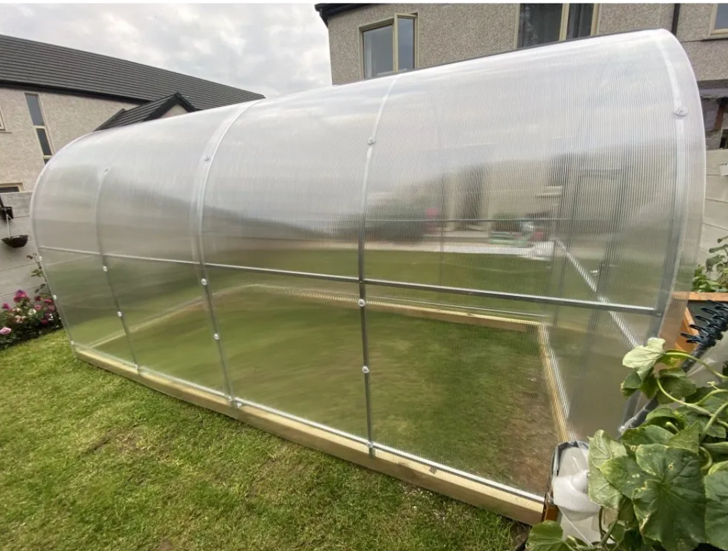 FRUX 2 2×4 m — obsah balení: svařená čela, oblouky, polykarbonát a spojovací materiál