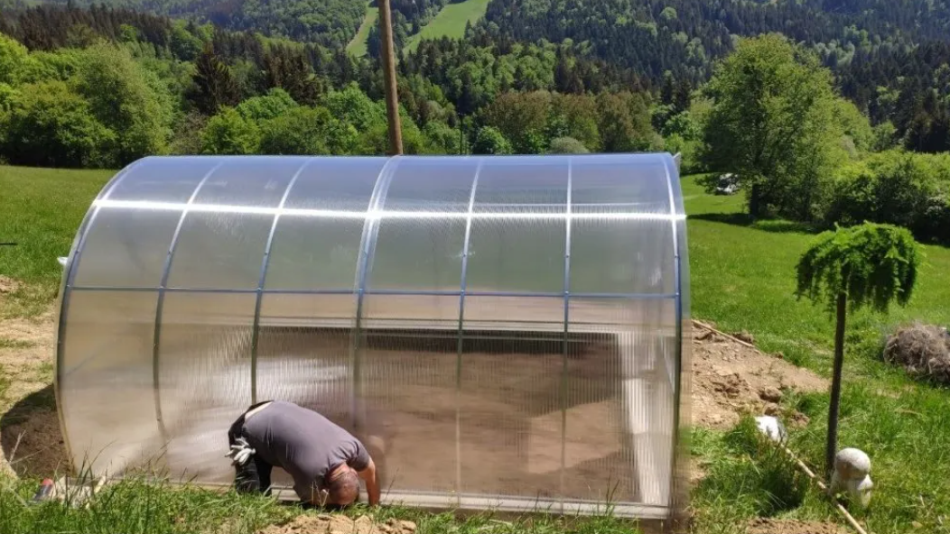 FRUX 3×4 m — detail pozinkované ocelové konstrukce 20×20 mm a svařených oblouků