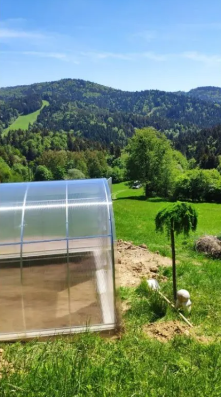 FRUX Plus 3×6 m — obsah balení: svařená čela, oblouky, polykarbonát a spojovací materiál