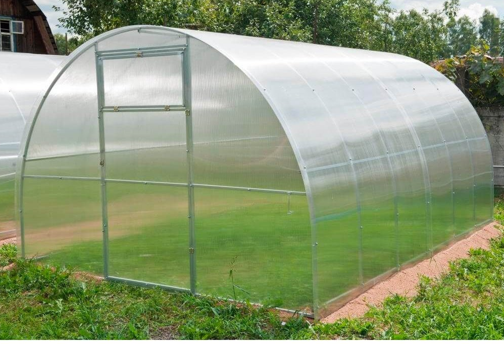 Skleník LEGI Estragon 6×3 m — pohled na exteriér v zahradě, 18 m²
