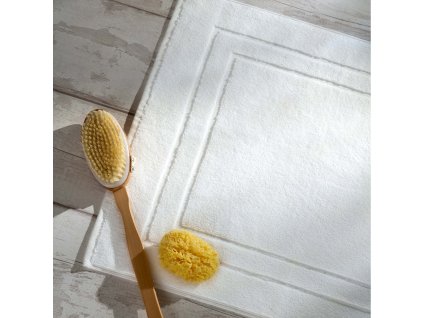 white bath mat