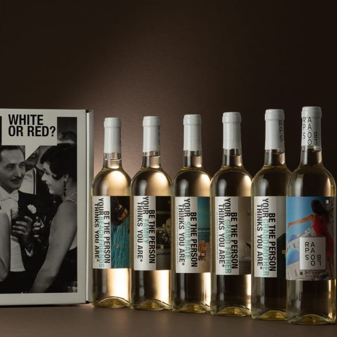 🍷 Proč mají vína Rapa Lobos šest různých etiket? Každá láhev vypráví jiný příběh. Šest designů, šest různých pohledů – ale...