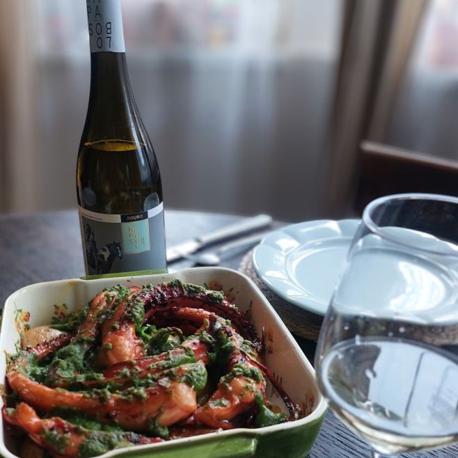 🐙 Polvo à Lagareiro + Rapa Lobos Branco Pečená chobotnice, česnek, bylinky, olivový olej a křupavé brambory. K tomu...