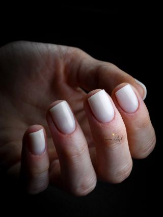 Někdy stačí málo. Perfektně udělaná manikúra a jeden správný materiál. Builder Gel Shimmer 8 je přesně ten typ gelu, který...