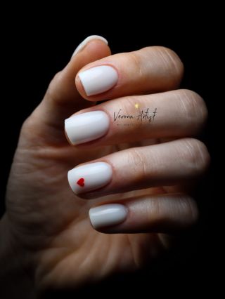 Tenhle odstín prostě funguje. Make Reality jako builder gel, který miluju pro jeho čistotu, eleganci a výdrž. A jedno malé...