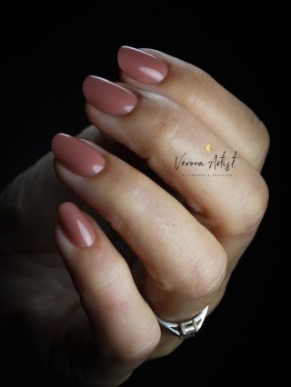 Tenhle odstín Smart Gelu Berlin si klientku získal okamžitě – a upřímně, vůbec se nedivím. Jemný, sofistikovaný, dokonale...