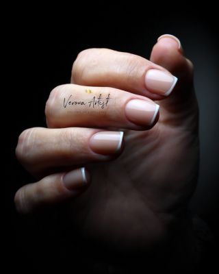 Francouzská manikúra je paradox — jednoduchá na pohled, ale technicky nekompromisní. Nic neschováte, každá linie musí...