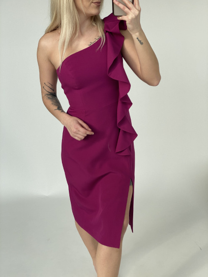 Pouzdrové šaty zdobené volánem