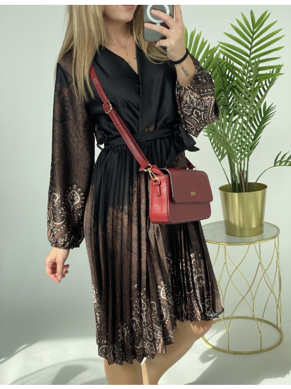 Saténové šaty s plisovanou sukní