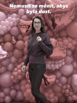 Ne až zhubneš. Ne až budeš mít lepší den. Ne až „něco“. Už teď jsi dost. A oblečení by ti to mělo připomínat.