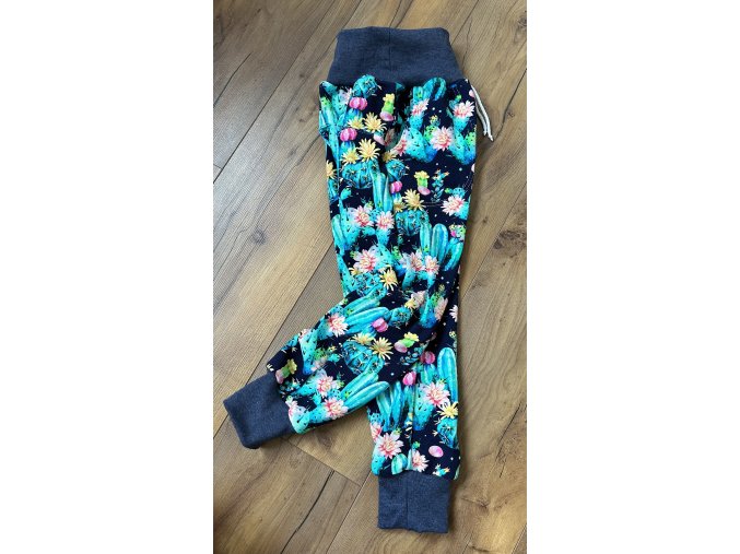 Tepláky klasického střihu vel. 116/122