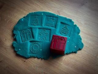 Vánoční tvoření může začít! Tyhle kostky jsou sázka na jistotu – děti je milují. Otiskneš je do modelíny, písku nebo těsta...