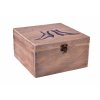 Dřevěná krabice s motivem bot
