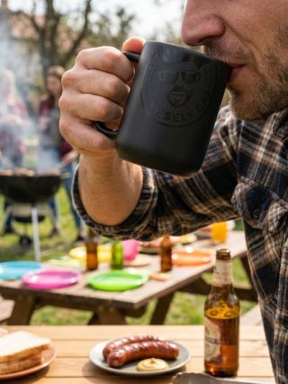 Správny chlap griluje s Veselým čajom 😁 Ok, možno ani nie, ale do nášho čierneho hrnčeka si vie naliať čokoľvek😎 Čo budeš...