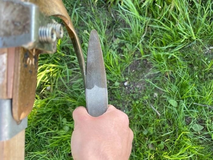 Správny uhol osličky pri ostrení spodnej strany kosy – pohľad zhora