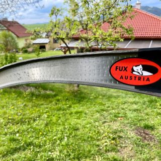 Čo treba urobiť s novou kosou? Nové kosy sú strojovo nakované a opatrené ochranným lakom. Na prácu s takouto kosou sa viac...