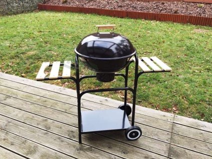 Zahradní kotlový gril s policemi