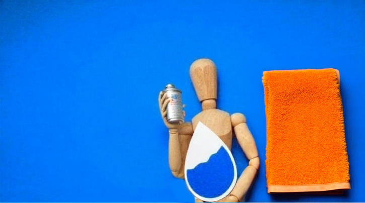 Žena sedící na vrcholu hor sledující hory