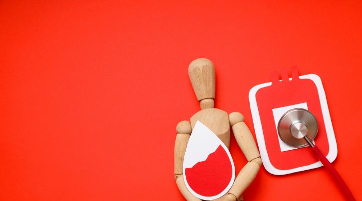 Žena sedící na vrcholu hor sledující hory