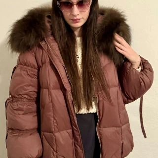 Cena 4450,- Kč Táto lehká péřová bunda je stylizovaná v oversized provedení a doplněný pravou liščí kožešinou, která je...